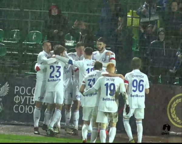 Футбольный клуб &laquo;Оренбург&raquo; победил под проливным московским дождём