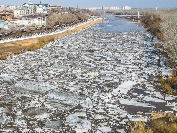 На Урале в Оренбурге прошел ледоход