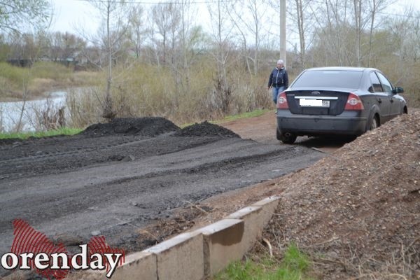 Жители Овощевода бьют тревогу: дорогу к озеру начали отсыпать асфальтовым срезом