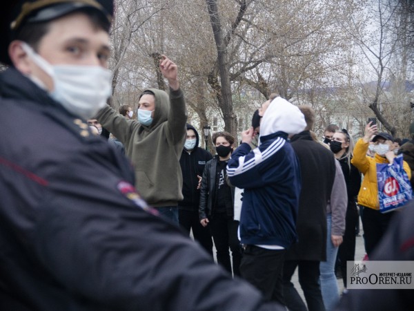 Фоторепортаж с акции в поддержку Алексея Навального в Оренбурге