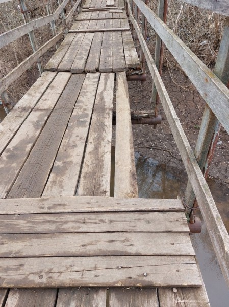 Не успели чиновники из Асекеево заменить одну доску на подвесном мосте, как отвалилась другая