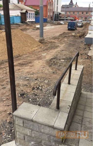 Администрация Оренбурга настаивала на сносе крыльца у магазина, которое сама разрешила построить