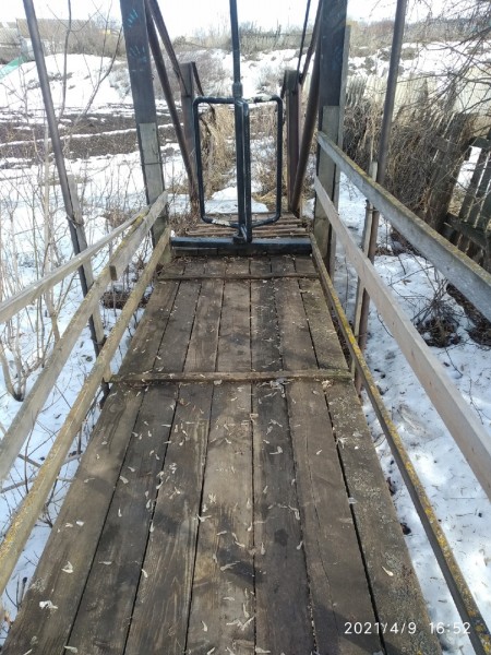 В Асекеевском районе на висячем мосту установили турникет-"вертушку"