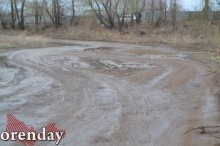 Жители Овощевода бьют тревогу: дорогу к озеру начали отсыпать асфальтовым срезом