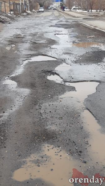 В Оренбурге у нескольких медучреждений наглухо разбита дорога