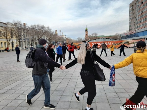 В Оренбурге сторонники Навального водили хоровод