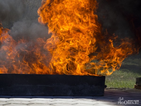 Из горящей многоэтажки в Оренбурге спасатели эвакуировали восемь человек Из горящей многоэтажки в Оренбурге спасатели эвакуировали восемь человек