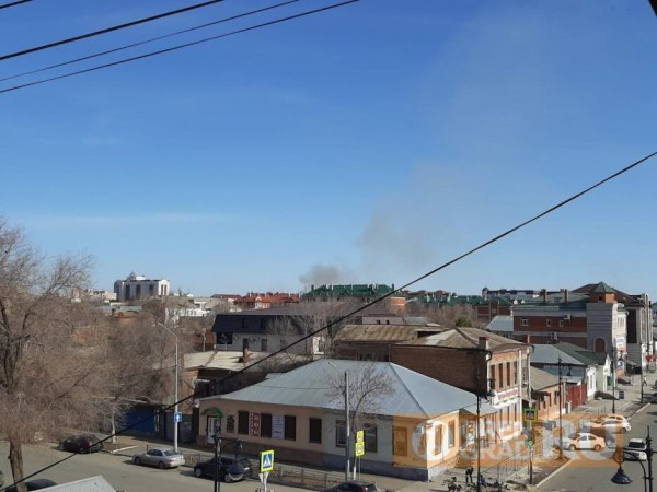В Оренбурге в районе «Дубков» горит поле и лесополоса В Оренбурге в районе «Дубков» горит поле и лесополоса