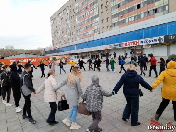 В Оренбурге сторонники Навального водили хоровод