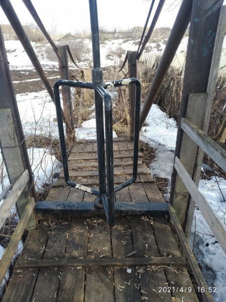 В Асекеевском районе на висячем мосту установили турникет-"вертушку"