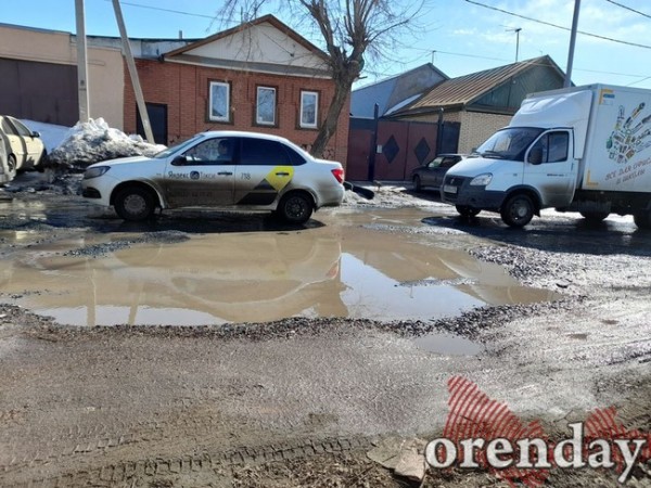 Ямы имени Паслера, Путина и прочих на дорогах Оренбурга экстренно подлатали Ямы имени Паслера, Путина и прочих на дорогах Оренбурга экстренно подлатали