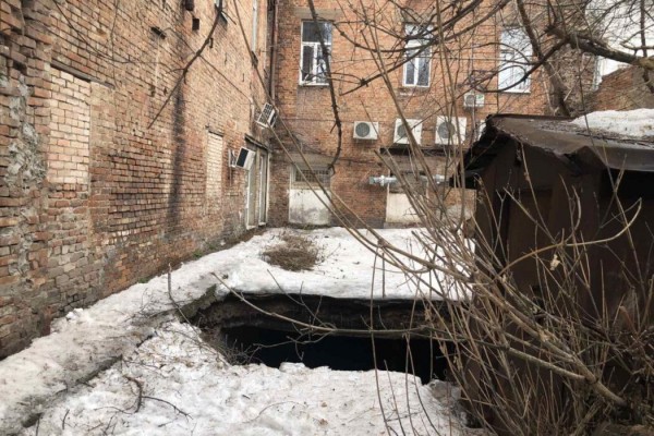 В Оренбурге эвакуируют людей из-за угрозы обрушения жилого дома В Оренбурге эвакуируют людей из-за угрозы обрушения жилого дома