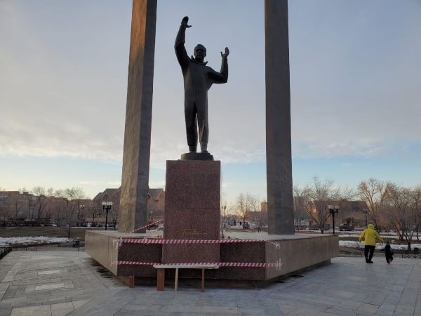 Поврежденный вандалами памятник Гагарину к празднику приводят в порядок