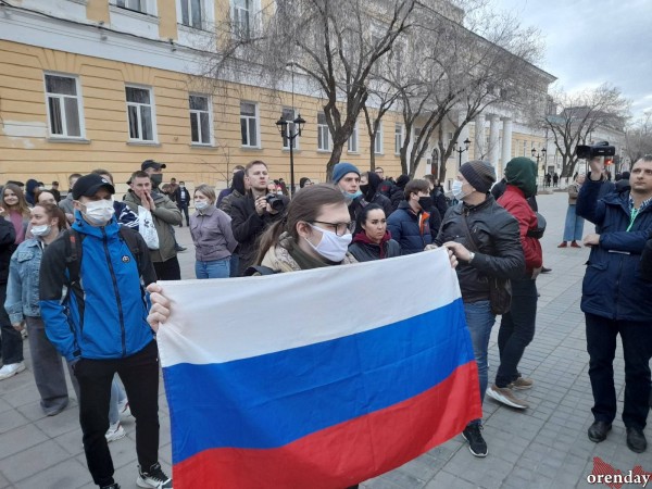 В Оренбурге сторонники Навального водили хоровод
