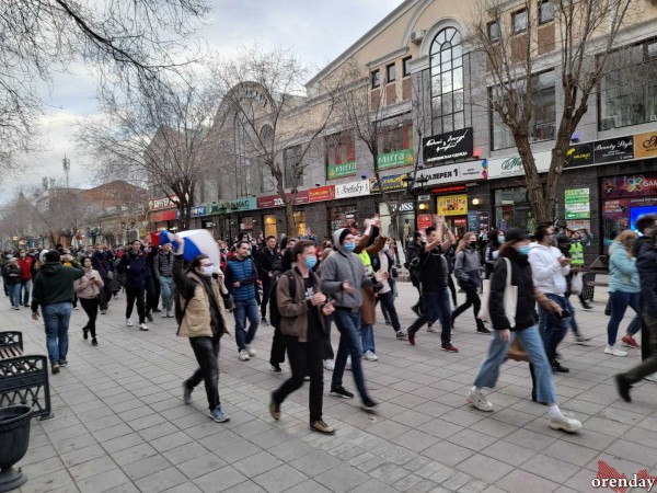 В Оренбурге сторонники Навального водили хоровод