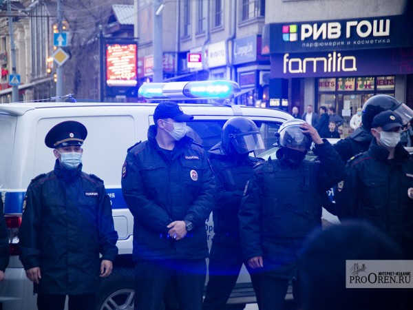 Фоторепортаж с акции в поддержку Алексея Навального в Оренбурге