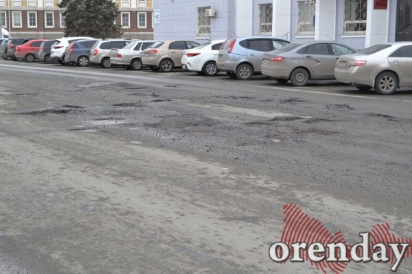Ямы имени Паслера, Путина и прочих на дорогах Оренбурга экстренно подлатали