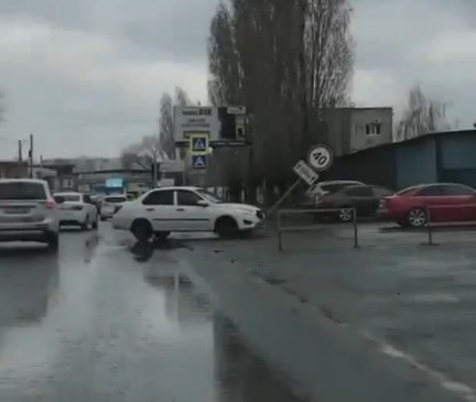 На ул. Монтажников водитель автомобиля "Датсун" протаранил дорожный знак