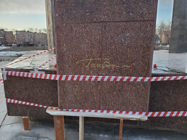 Поврежденный вандалами памятник Гагарину к празднику приводят в порядок