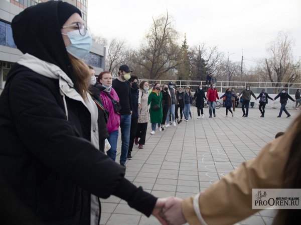 Фоторепортаж с акции в поддержку Алексея Навального в Оренбурге