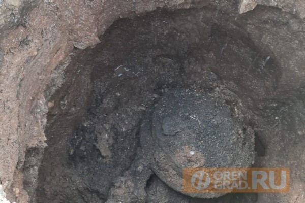 В Оренбурге на улице Мичурина школьники рискуют провалиться под землю В Оренбурге на улице Мичурина школьники рискуют провалиться под землю