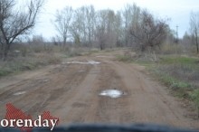 Жители Овощевода бьют тревогу: дорогу к озеру начали отсыпать асфальтовым срезом