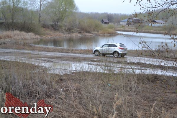 Жители Овощевода бьют тревогу: дорогу к озеру начали отсыпать асфальтовым срезом