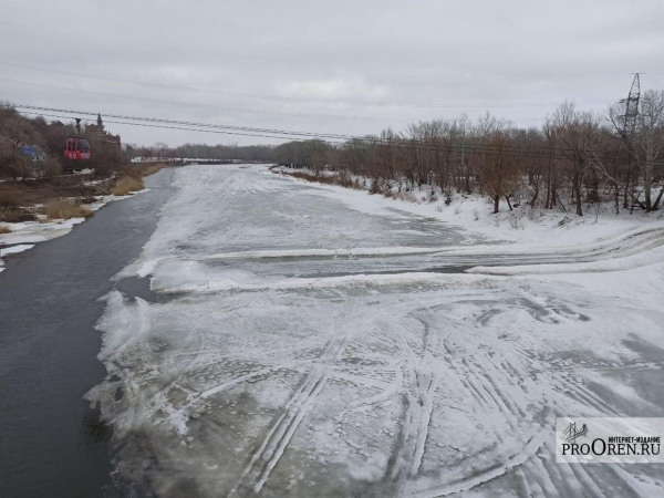 В Оренбуржье из-за паводка подтопило мост в Октябрьском районе