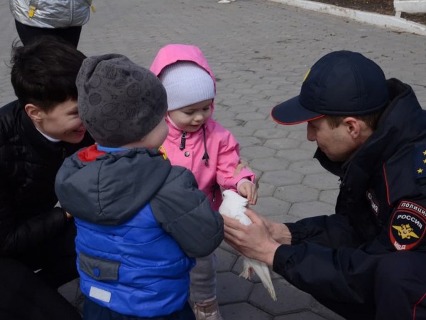 Оренбургские полицейские выступили с концертом возле памятника Гагарину