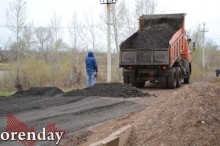 Жители Овощевода бьют тревогу: дорогу к озеру начали отсыпать асфальтовым срезом