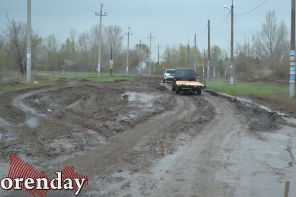 Жители Овощевода бьют тревогу: дорогу к озеру начали отсыпать асфальтовым срезом