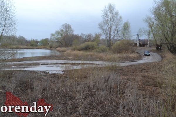 Жители Овощевода бьют тревогу: дорогу к озеру начали отсыпать асфальтовым срезом