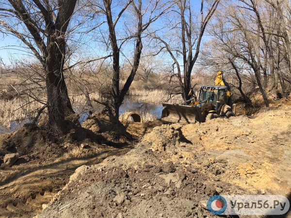 
&laquo;Что вам всем неймется?&raquo;: Как встречают на ул. Крайней Орска, где незаконно выкапывают канализационные трубы		