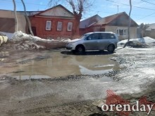 Ямы имени Паслера, Путина и прочих на дорогах Оренбурга экстренно подлатали Ямы имени Паслера, Путина и прочих на дорогах Оренбурга экстренно подлатали