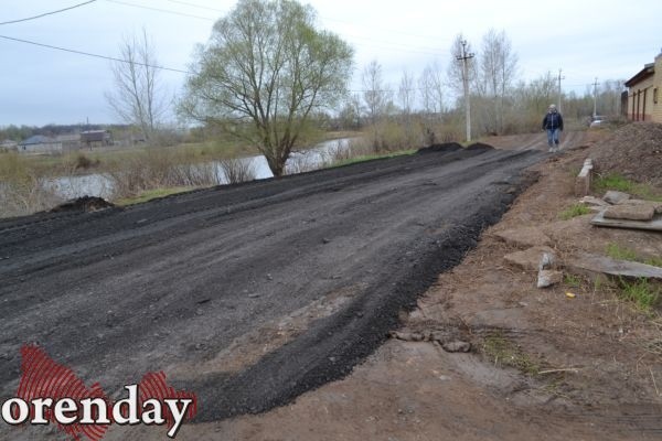 Жители Овощевода бьют тревогу: дорогу к озеру начали отсыпать асфальтовым срезом