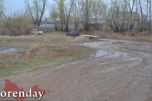 Жители Овощевода бьют тревогу: дорогу к озеру начали отсыпать асфальтовым срезом