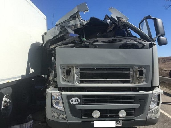 В Северном районе столкнулись два грузовика &laquo;Вольво&raquo; и &laquo;Мерседес&raquo;