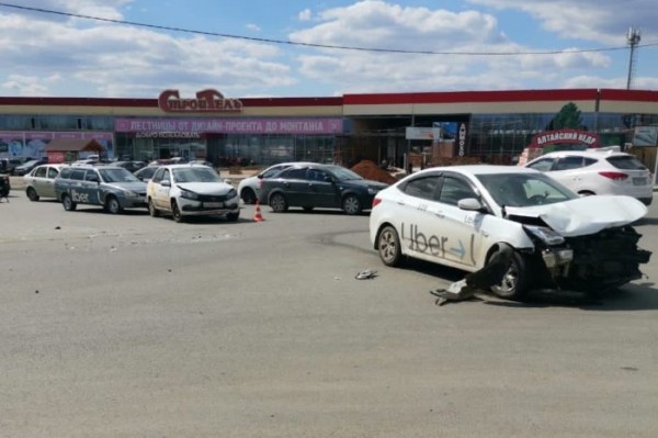 &laquo;Паровозик&raquo; на Промысловом. В Оренбурге столкнулись сразу четыре автомобиля