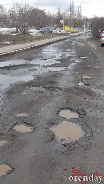 В Оренбурге у нескольких медучреждений наглухо разбита дорога