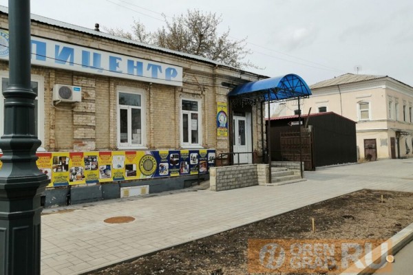 Администрация Оренбурга настаивала на сносе крыльца у магазина, которое сама разрешила построить