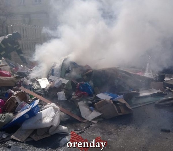 В Оренбурге в кузове грузовика на ходу загорелся мусор
