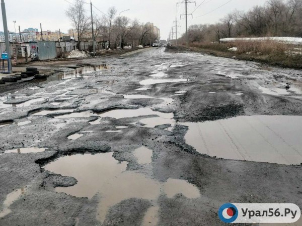 
В Оренбурге &laquo;убитую&raquo; дорогу на улице Транспортной все-таки отремонтируют в этом году. Подряд снова получила фирма из Санкт-Петербурга		