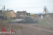 Жители Овощевода бьют тревогу: дорогу к озеру начали отсыпать асфальтовым срезом