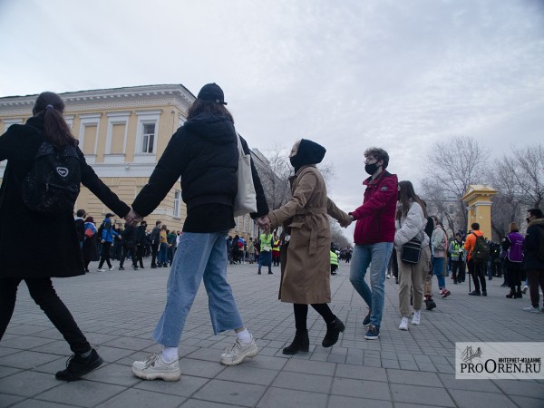 Фоторепортаж с акции в поддержку Алексея Навального в Оренбурге