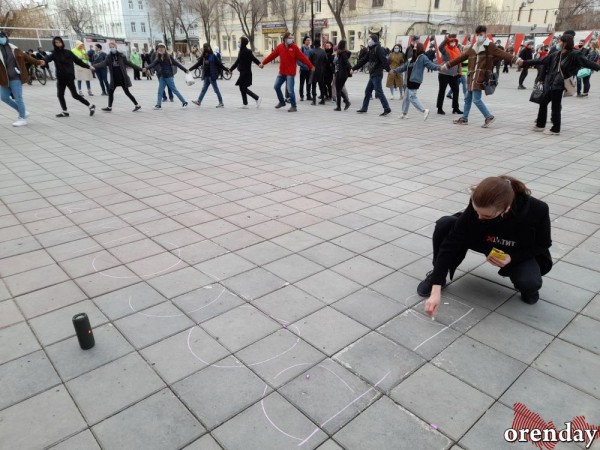 В Оренбурге сторонники Навального водили хоровод