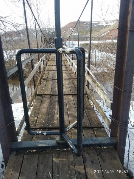 В Асекеевском районе на висячем мосту установили турникет-"вертушку"