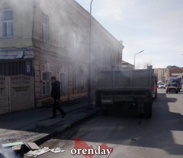 В Оренбурге в кузове грузовика на ходу загорелся мусор