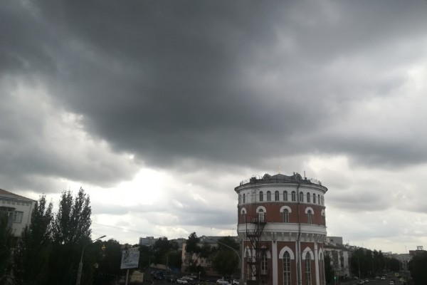 Оренбург окутали дождевые тучи