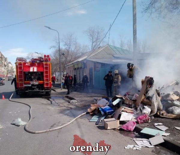 В Оренбурге в кузове грузовика на ходу загорелся мусор