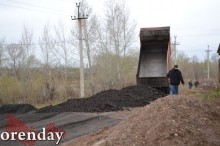 Жители Овощевода бьют тревогу: дорогу к озеру начали отсыпать асфальтовым срезом